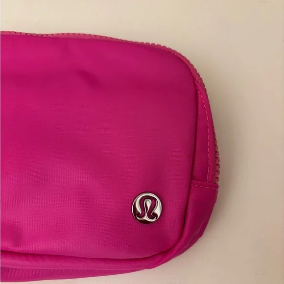 lululemon athletica Everywhere Belt Bag 1L  Bright Pink - Picture 4 of 4